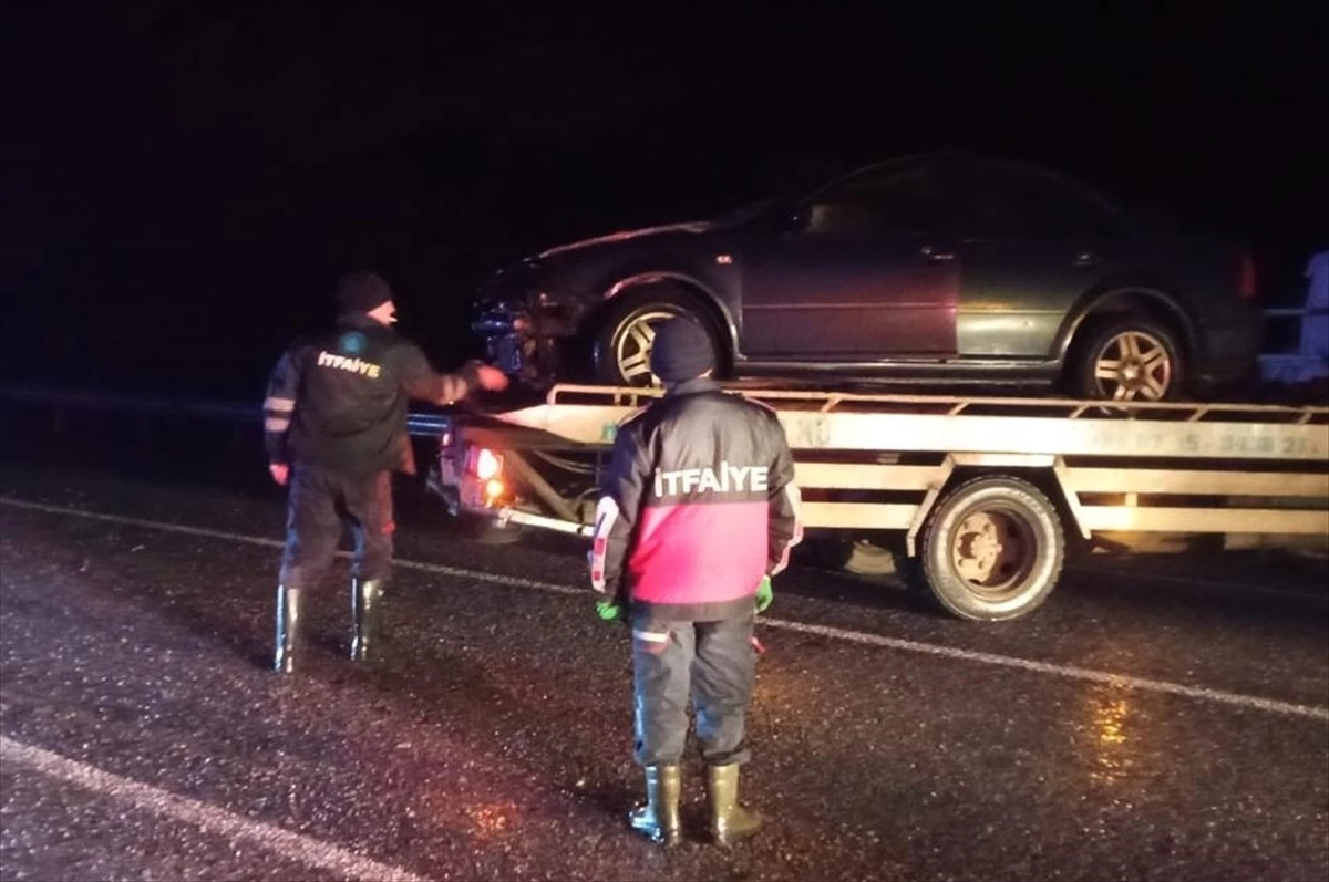 Hakkari-Çukurca kara yolunda otomobil devrildi, 3 kişi yaralandı