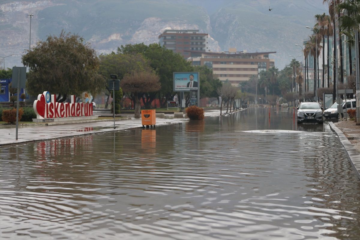 İskenderun\'da sağanak nedeniyle yollar su altında kaldı