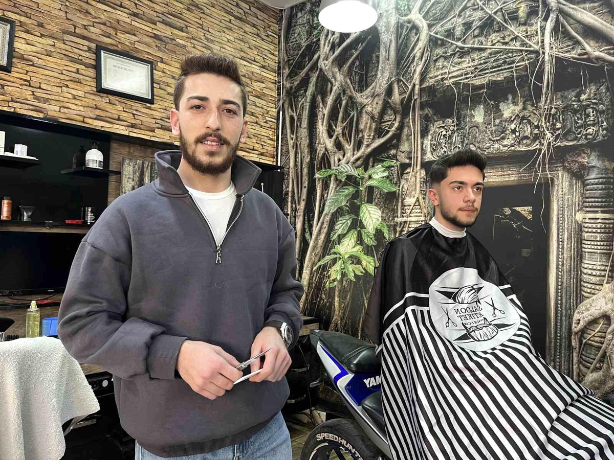 Eskişehir\'de Motosiklet Üzerinde Tıraş Olan Genç Kurye
