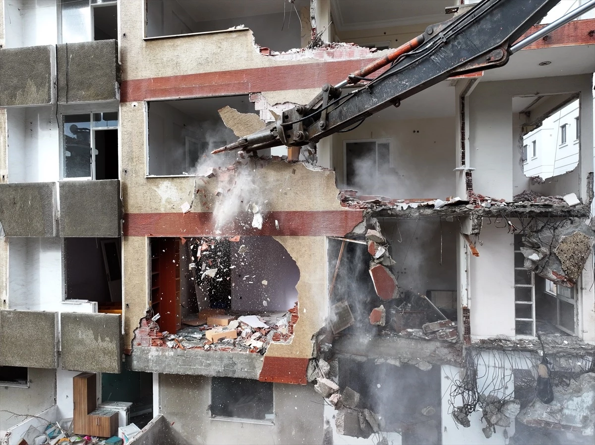 KİPTAŞ, Kadıköy Bostancı\'da Gülzar Apartmanı\'nın yıkımını gerçekleştirdi