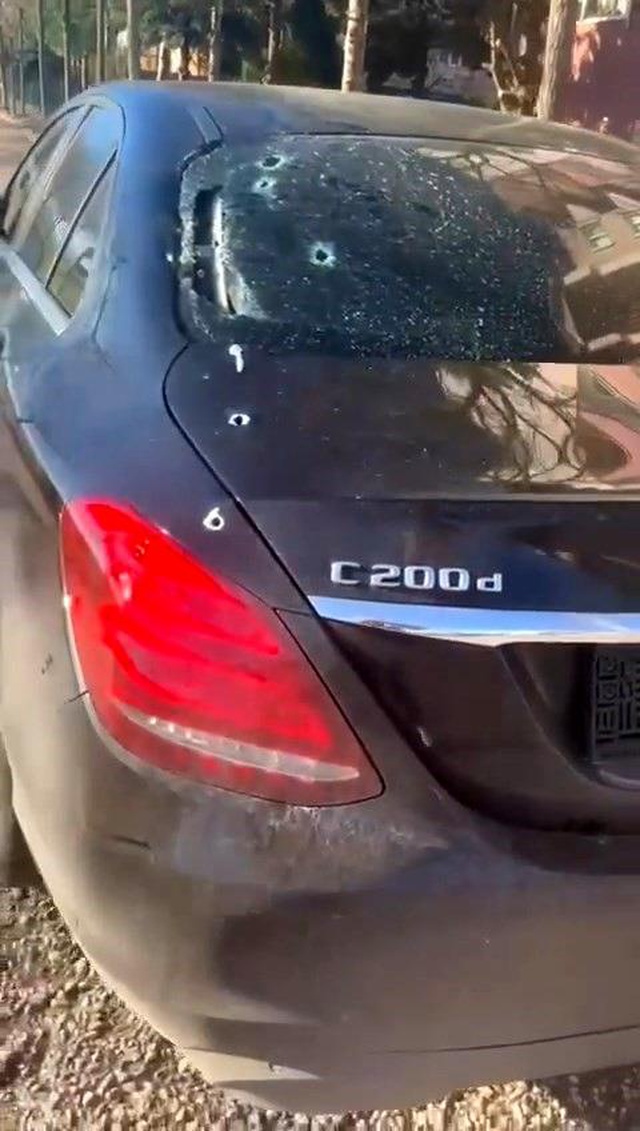 Kocaeli'de İş Adamının Otomobiline Saldırı Kocaeli'de İş Adamının Otomobiline Saldırı