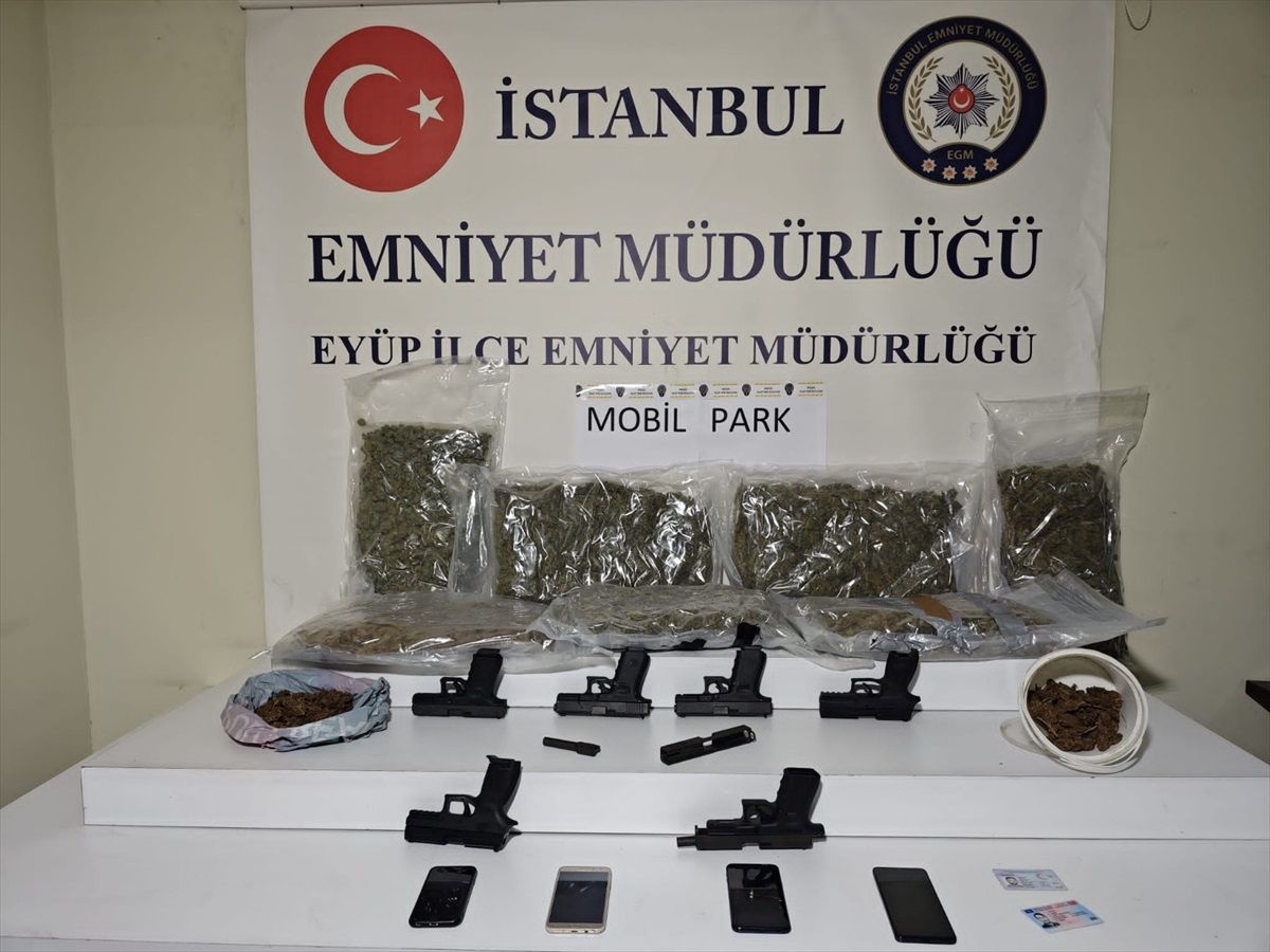 İstanbul\'da 6 ruhsatsız tabanca ve uyuşturucu ele geçirildi, 2 şüpheli gözaltına alındı