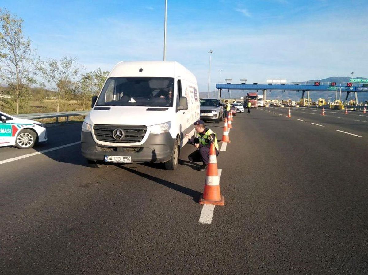 Sakarya\'da trafik denetimlerinde 897 araç ve 242 sürücü trafikten men edildi