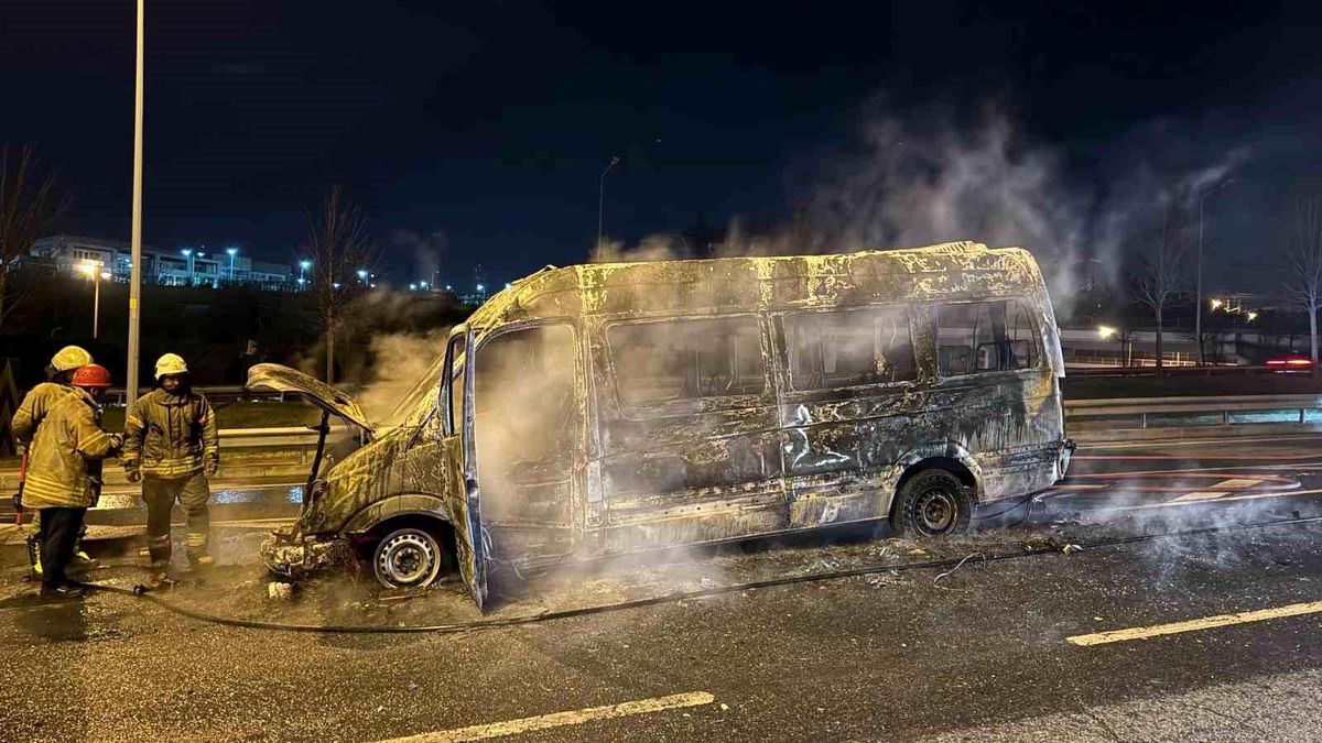 Kağıthane\'de Servis Minibüsü Alev Alev Yandı