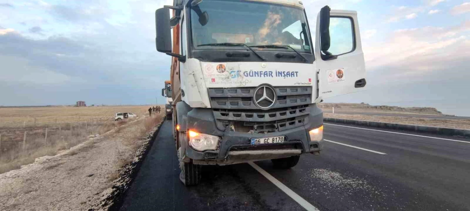 Van\'ın Erciş ilçesinde kamyonun panelvan araca çarpması sonucu 3 kişi yaralandı
