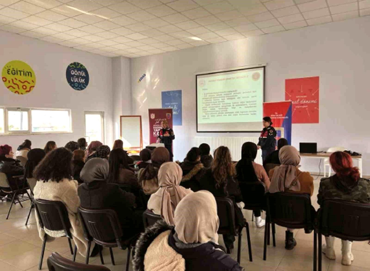 Sivas\'ta Jandarma Ekipleri Öğrencilere Meslek Tanıtımı ve Suçtan Korunma Eğitimi Verdi