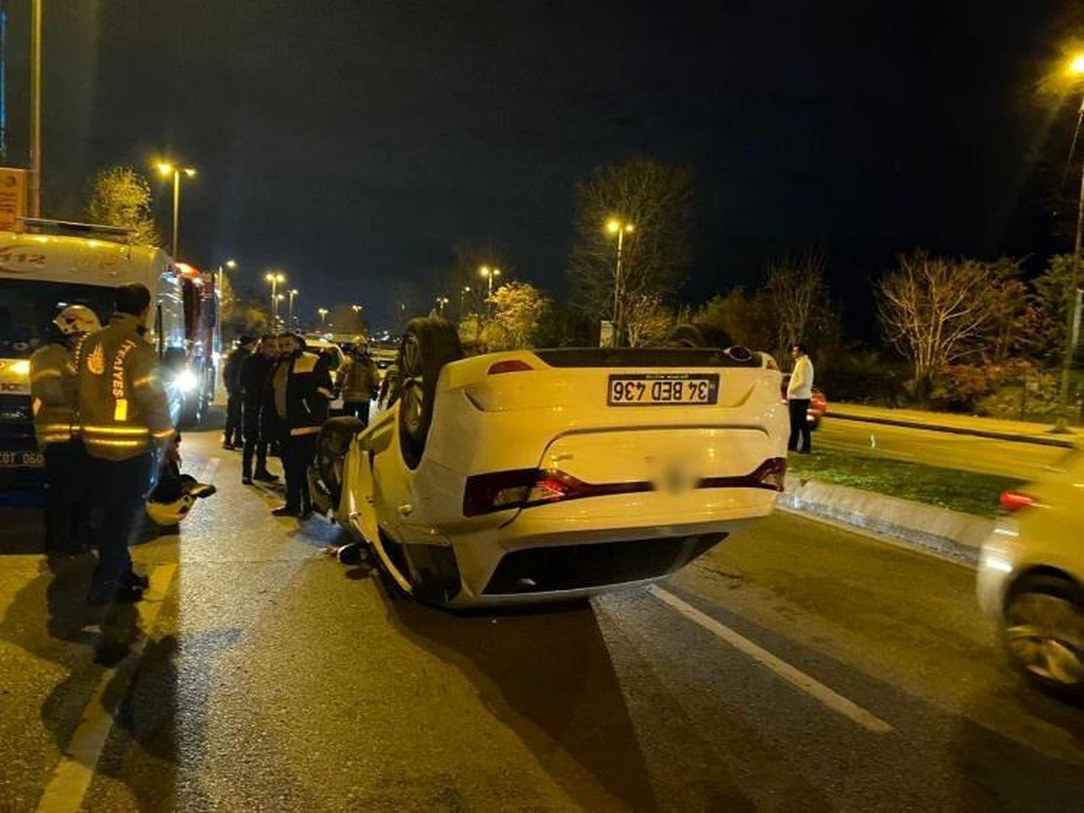Kartal\'da Otomobil Kontrolden Çıkarak Kaza Yaptı