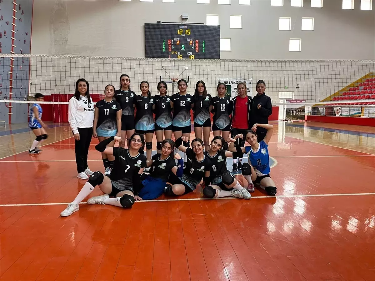 Kayapınar Belediyesi Sportif Faaliyetler Kulübü kız voleybol takımı ilk maçında galibiyet aldı