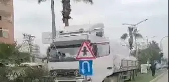 Mersin'de kız öğrenci otomobil ve TIR çarpışmasında son anda kurtuldu
