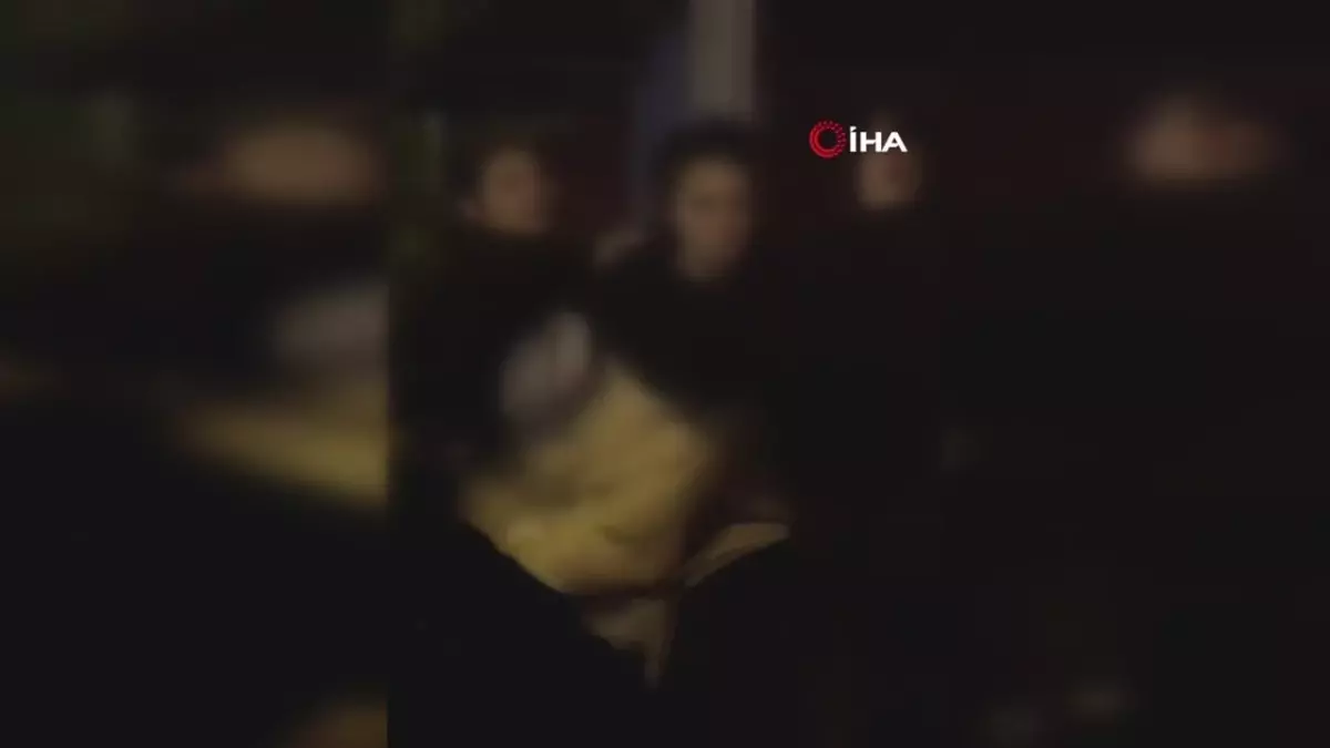 Kız öğrenciler kavga etti, arkadaşları izledi...O anlar kamerada