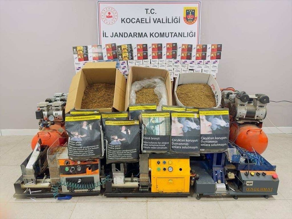 Kocaeli\'de yapılan operasyonda sahte içki ve kaçak sigara ele geçirildi