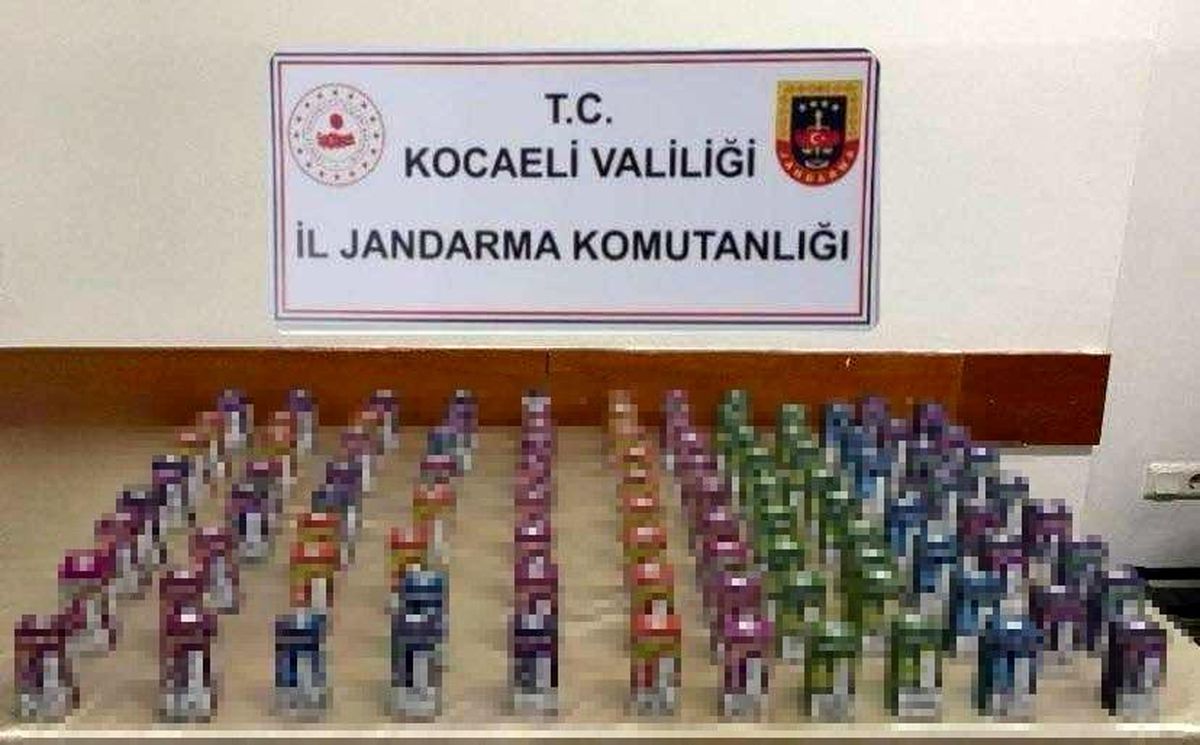 Kocaeli\'de Kaçakçılık Operasyonunda 111 Kilo Tütün ve 46 Litre Kaçak Alkol Ele Geçirildi