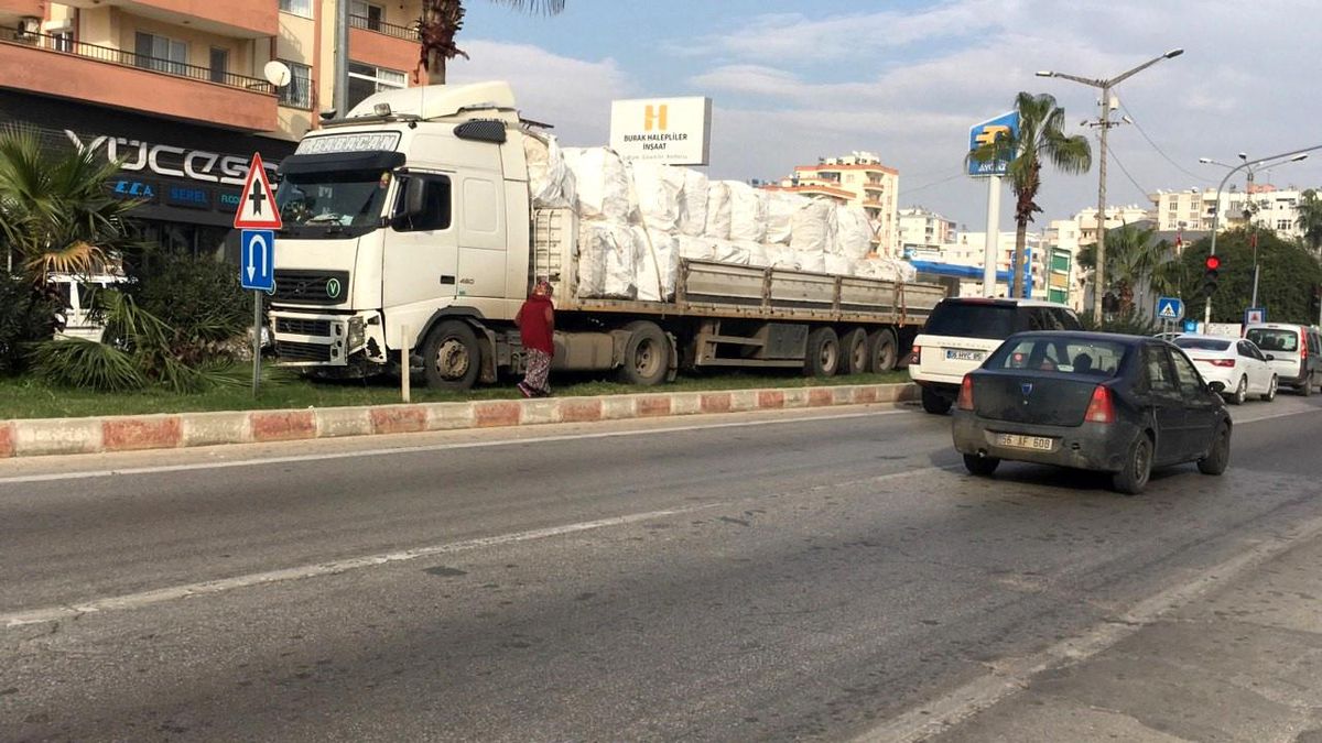 Mersin\'de Tır ve Otomobil Çarpıştı, Öğrenci Saniyelerle Ölüm Tehlikesinden Kurtuldu