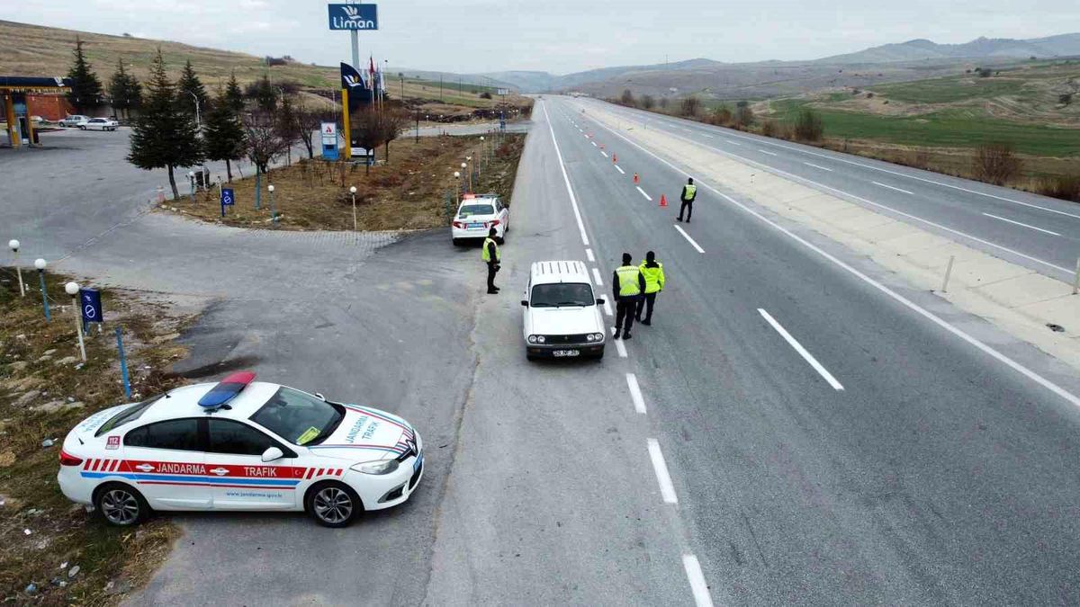 Afyonkarahisar\'da Dron Destekli Trafik Denetiminde 14 Araç Sürücüsüne Cezai İşlem Uygulandı