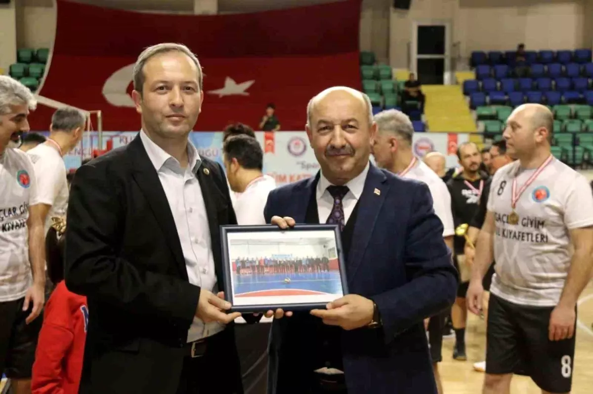 Kütahya\'da Eğitim-Bir-Sen tarafından düzenlenen voleybol turnuvasında şampiyon belli oldu