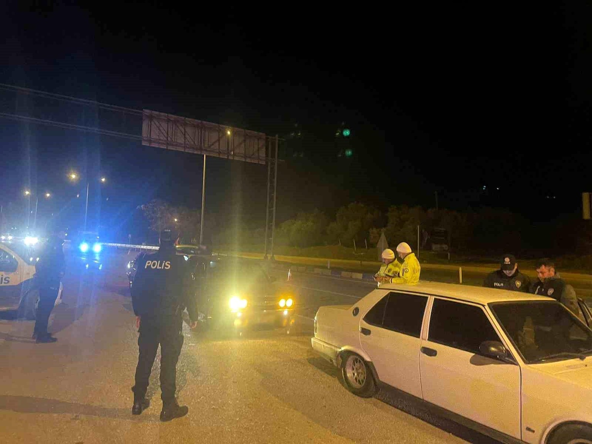 Manisa\'da \'Güven ve Huzur\' Uygulaması: Trafik Kurallarına Uymayanlara Cezai İşlem, Yakalama Kararı Olanlar Gözaltına Alındı