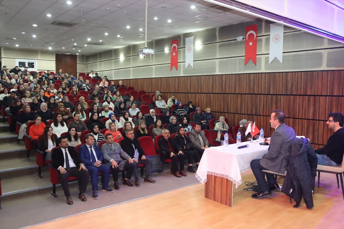 Mardin\'de Teknoloji Bağımlılığı ve Sosyal Medya Okuryazarlığı Semineri Düzenlendi