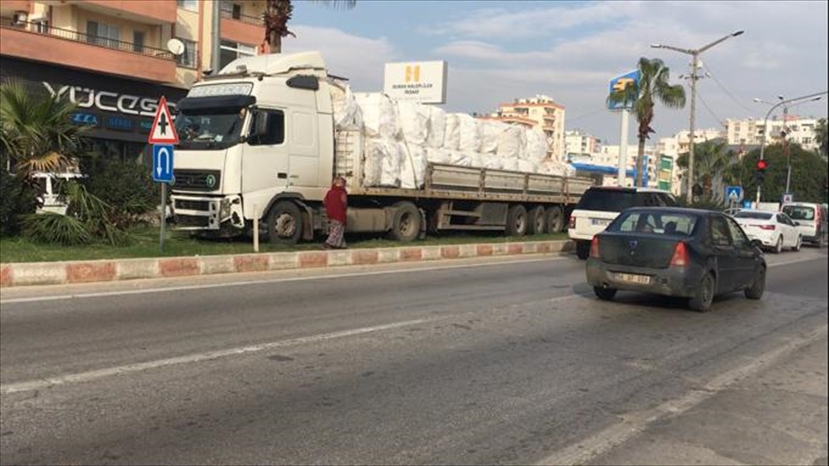 Mersin\'de yaya geçidindeki öğrenci tır kazasından son anda kurtuldu