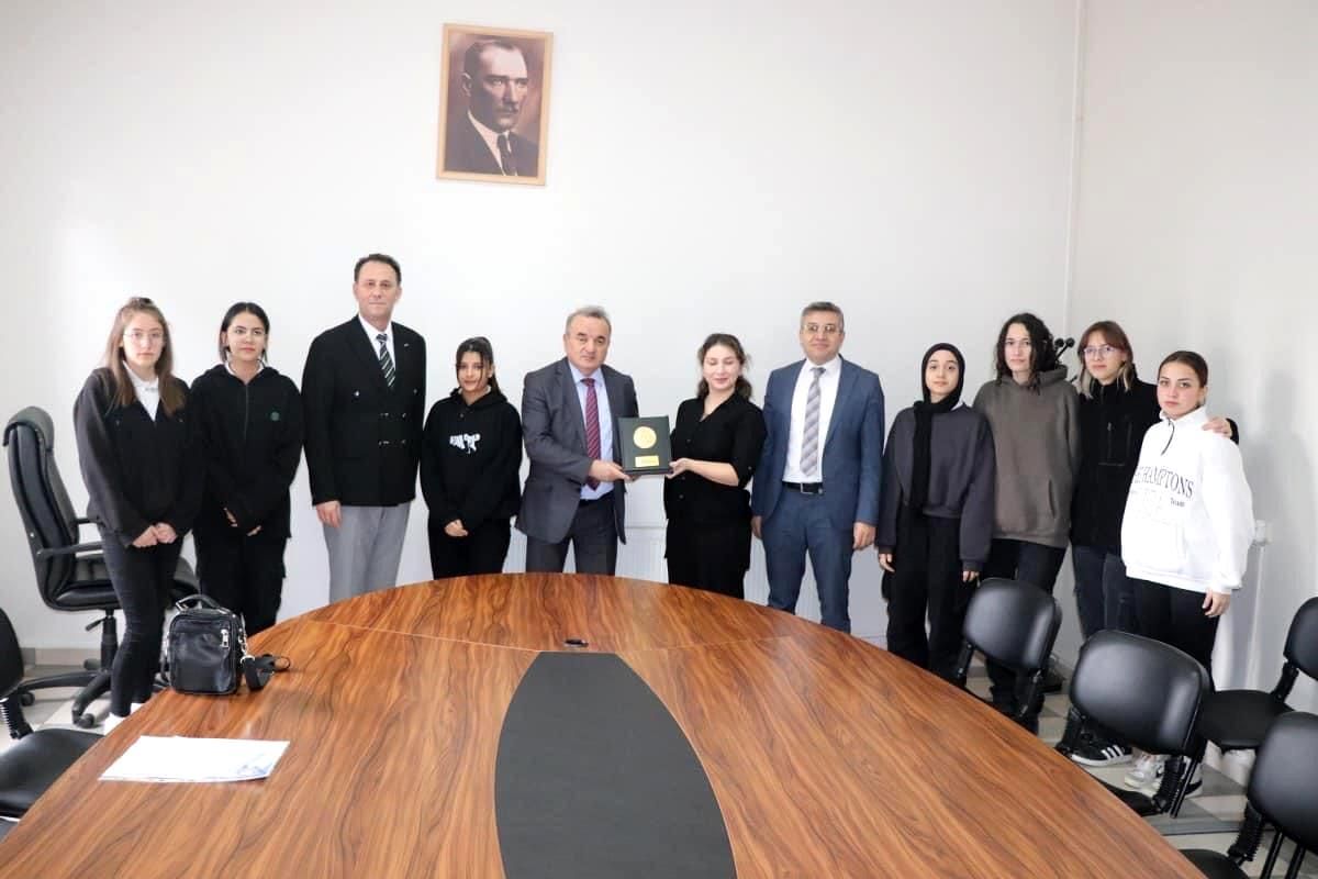 Bozüyük\'teki Öğretmen Tuba Özalp\'e eTwinning Türkiye Özel Ödülü