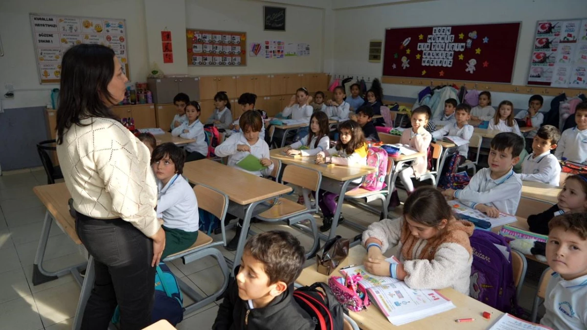 Denizli\'deki İlkokul Öğrencileri Mehmetçik Vakfına Bağış Yaptı