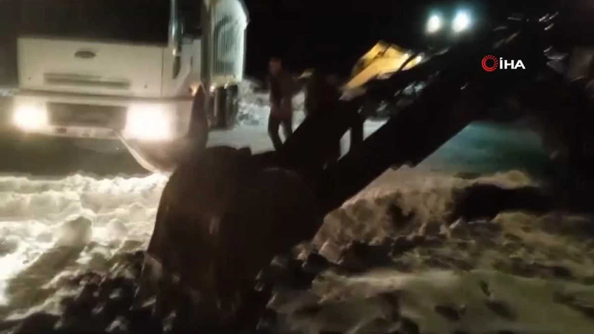 Muradiye\'de kar nedeniyle yolda kalan araçlar kurtarıldı