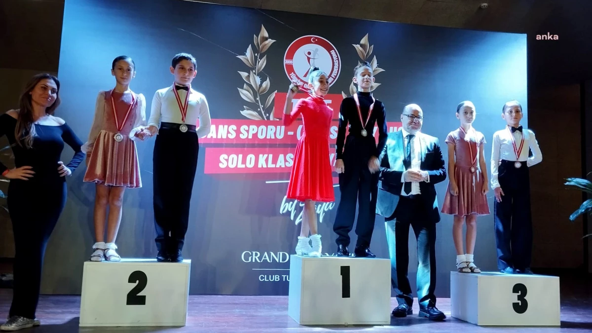 Muratpaşa Belediyesi Salon Dansları Topluluğu 2. Etap Marmaris Dans Sporu Yarışması\'ndan 15 madalyayla döndü