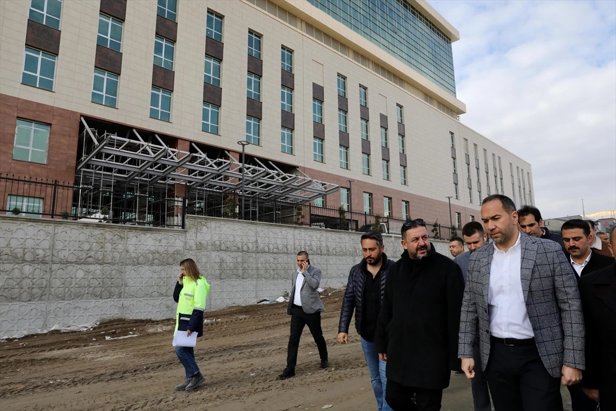 Niğde Belediyesi, hastane ek binası etrafında yol yapımı ve çevre düzenlemesi çalışmalarına başladı