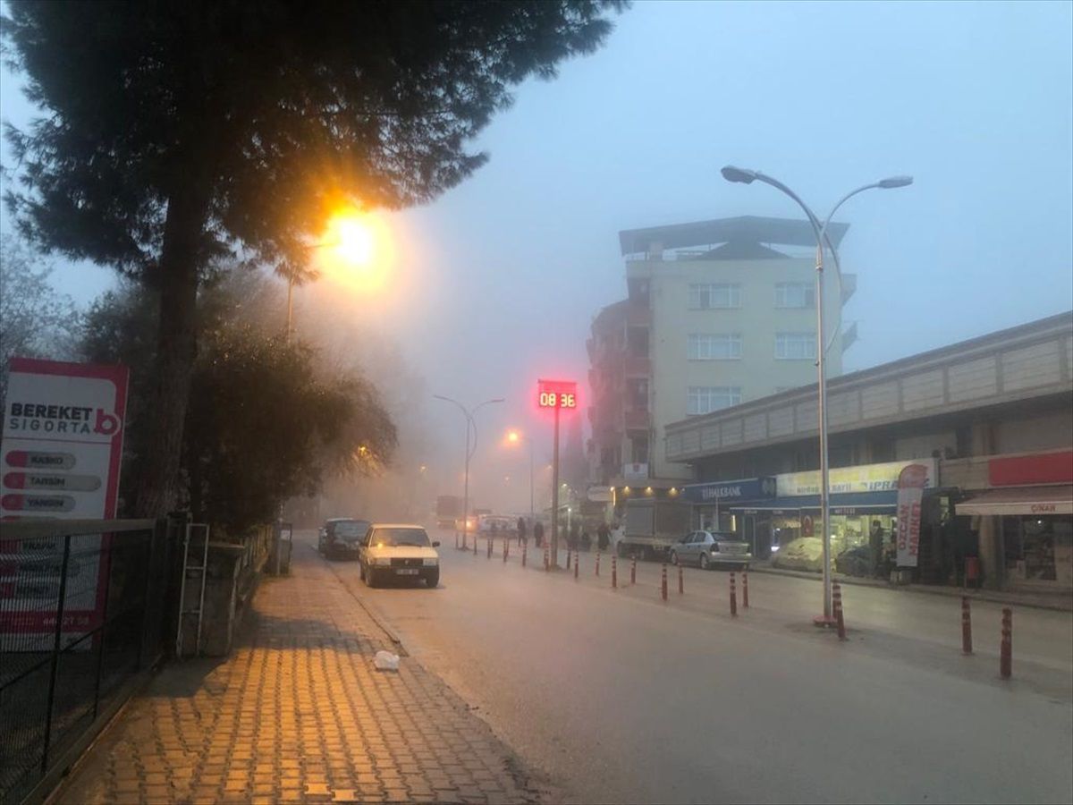 Bilecik\'in Osmaneli ilçesinde etkili olan sis sürücülere zor anlar yaşatıyor