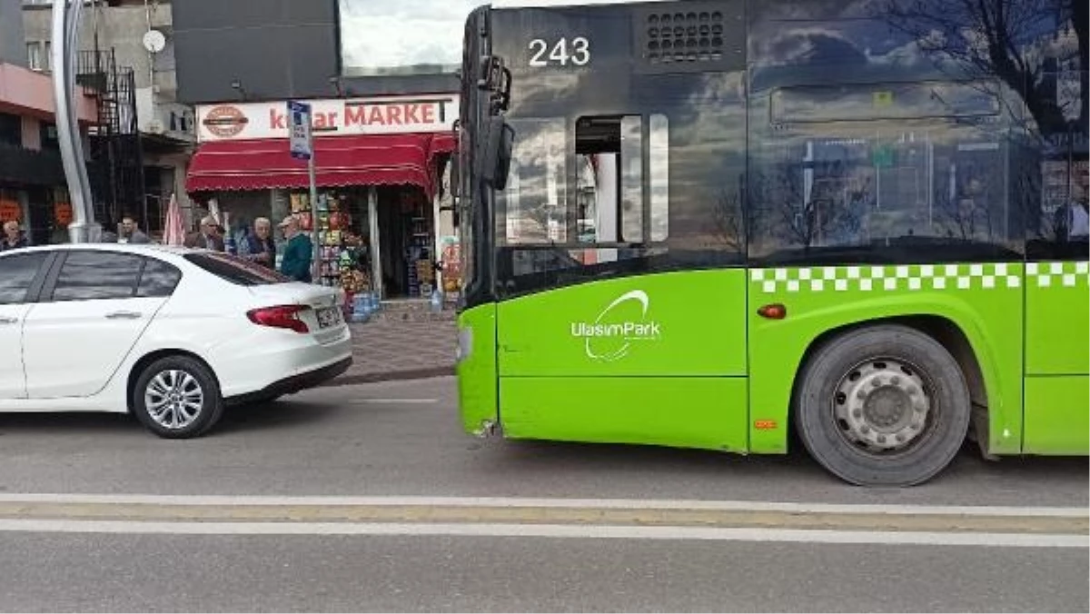 Derince\'de belediye otobüsüne arkadan çarpan özel halk otobüsü kazaya yol açtı