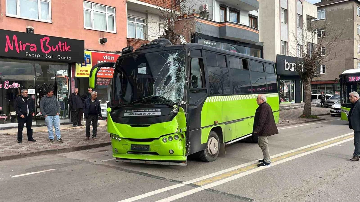 Kocaeli\'de özel halk otobüsü belediye otobüsüne çarptı: 6 yaralı