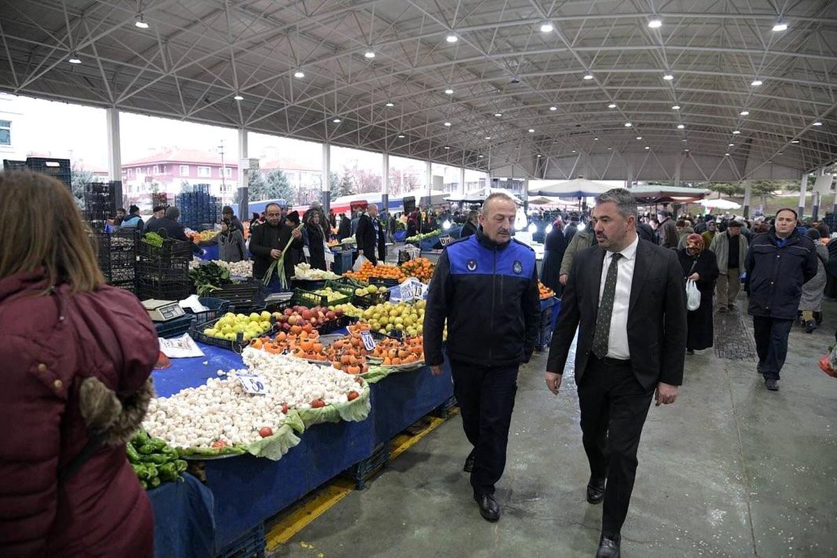 Pursaklar Belediye Başkanı Ertuğrul Çetin, pazar alanlarında esnaf ve vatandaşlarla buluştu