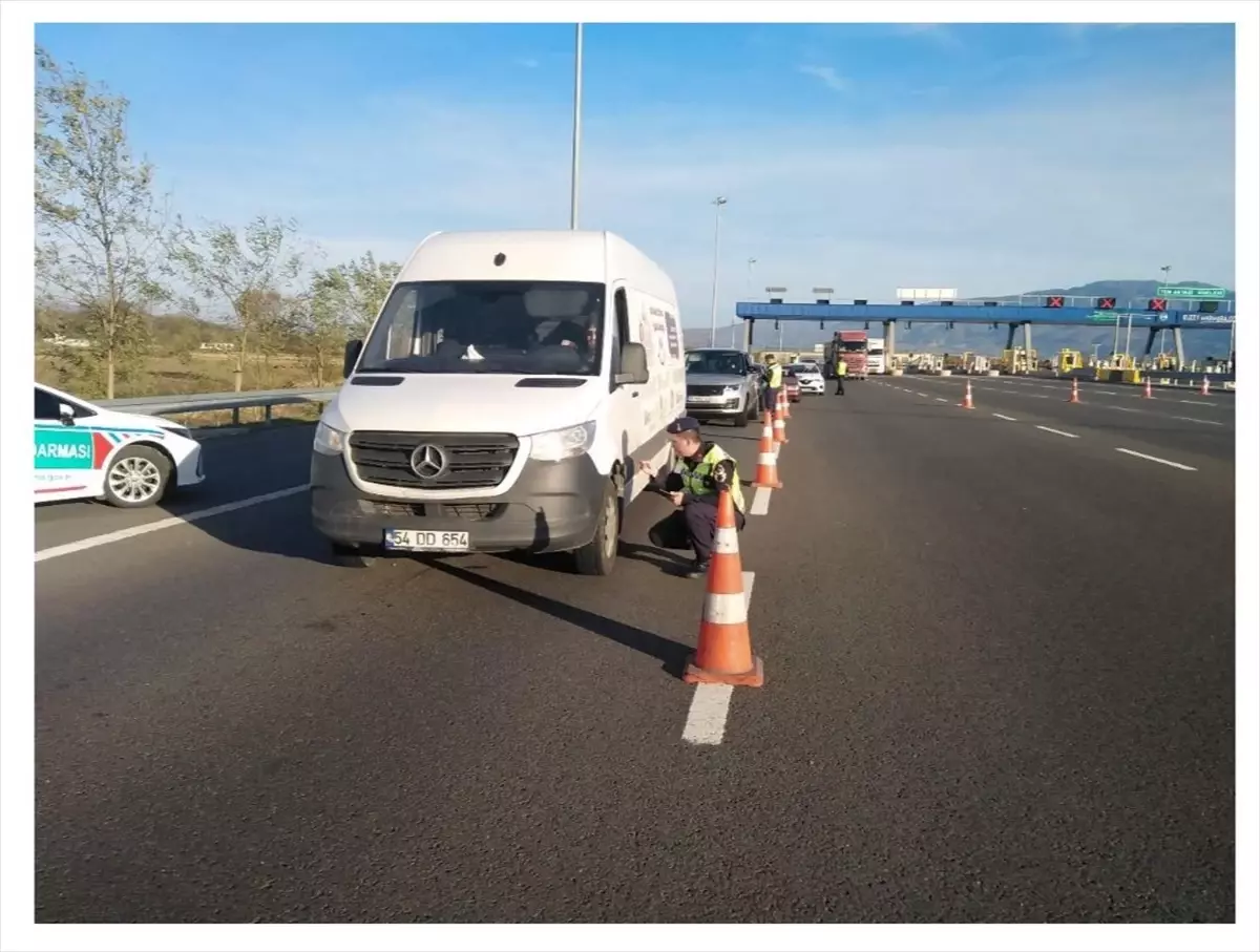 Sakarya'da yapılan denetimlerde 897 araç ve 242 sürücü trafikten men edildi