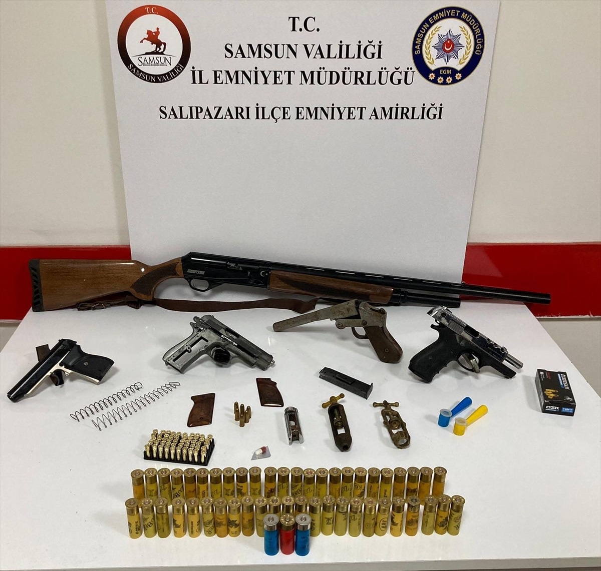 Salıpazarı\'nda evde silah ve fişekler ele geçirildi