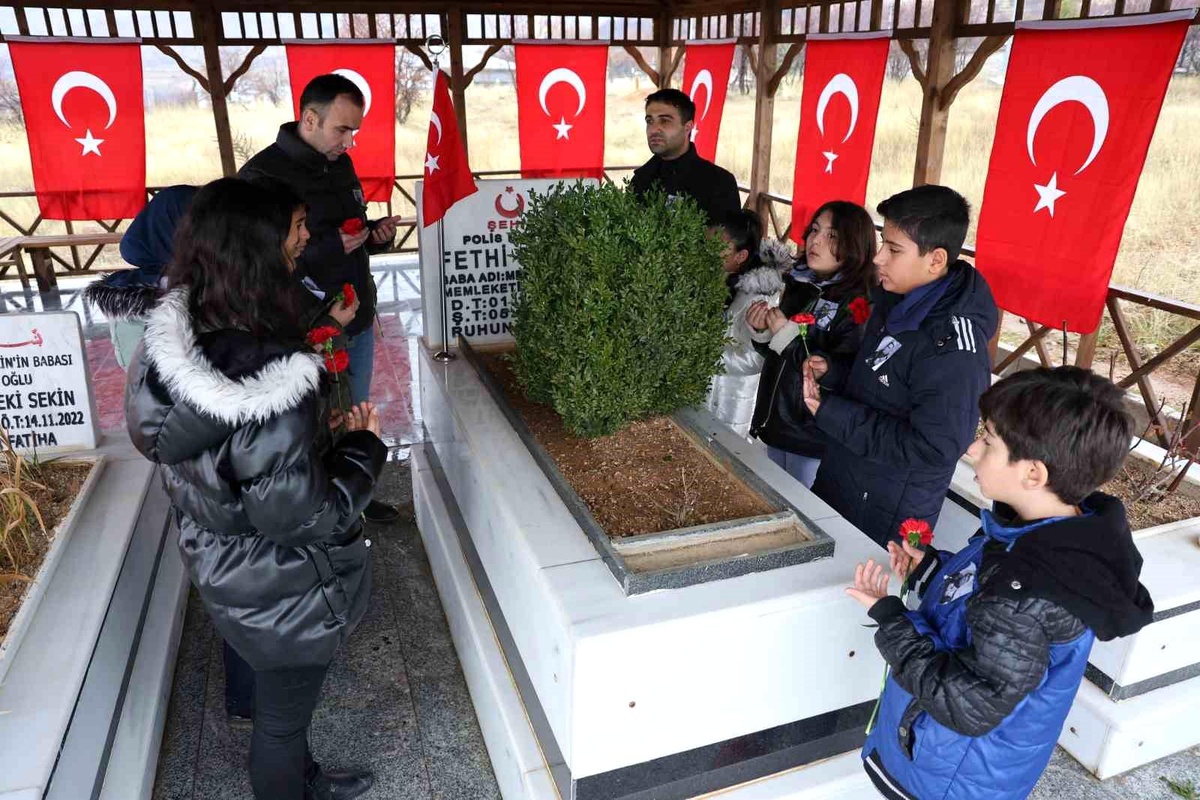 Elazığ\'da öğrenciler, şehit polis Fethi Sekin\'in kabrini ziyaret etti