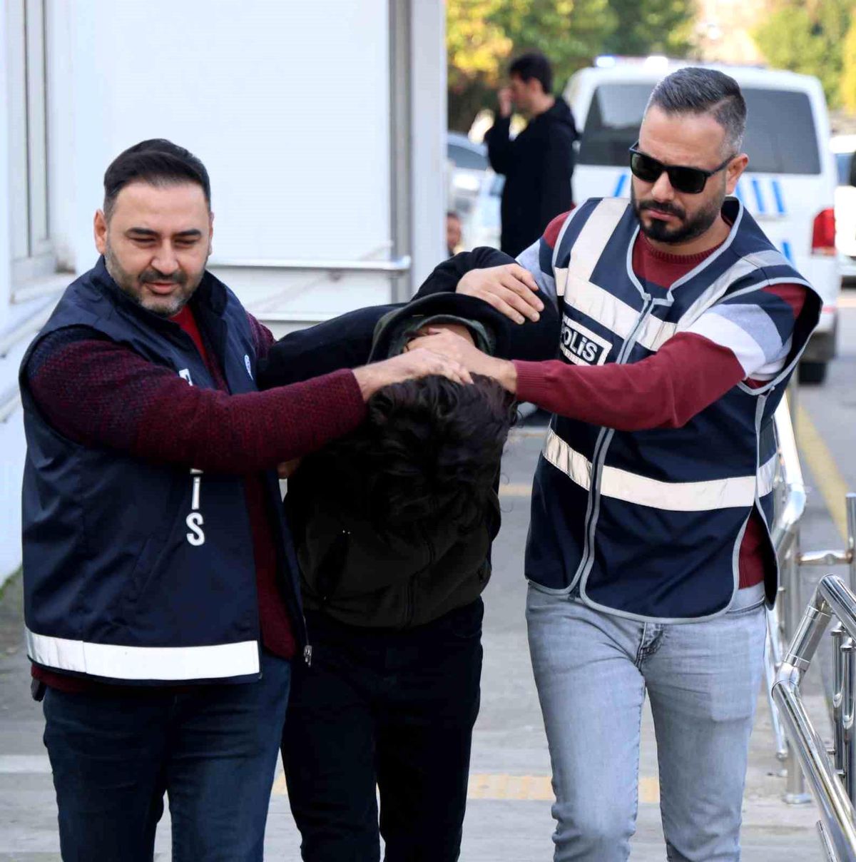 Adana\'da Pelüş Ayı İçerisinde Uyuşturucu Hap Ele Geçirildi