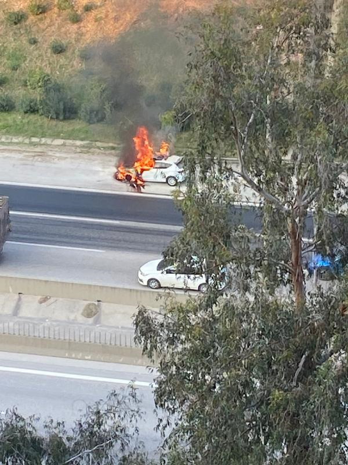 Adana\'da Otoyolda Otomobil Yanarak Kullanılmaz Hale Geldi