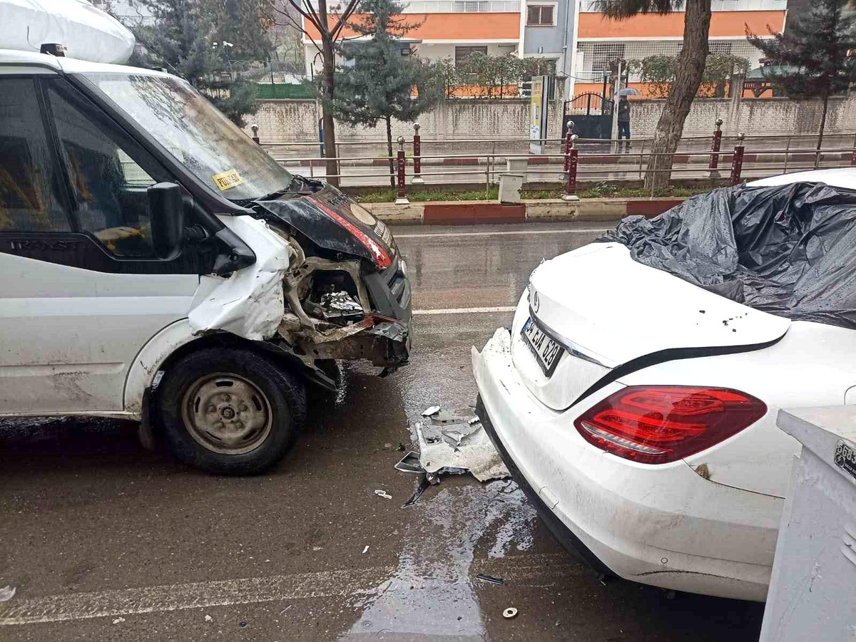 Siirt\'te zincirleme trafik kazası: 3 araçta maddi hasar