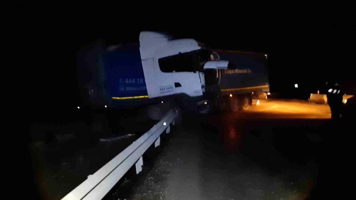 Bolu\'da Kontrolden Çıkan Tırın Kazası: Sürücü Yaralandı