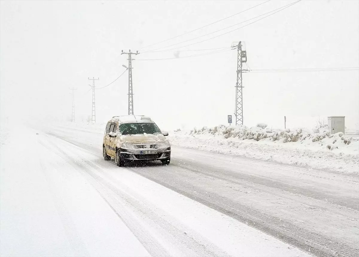 Tunceli ve Erzincan\'da Kar Yağışı Etkili Oldu