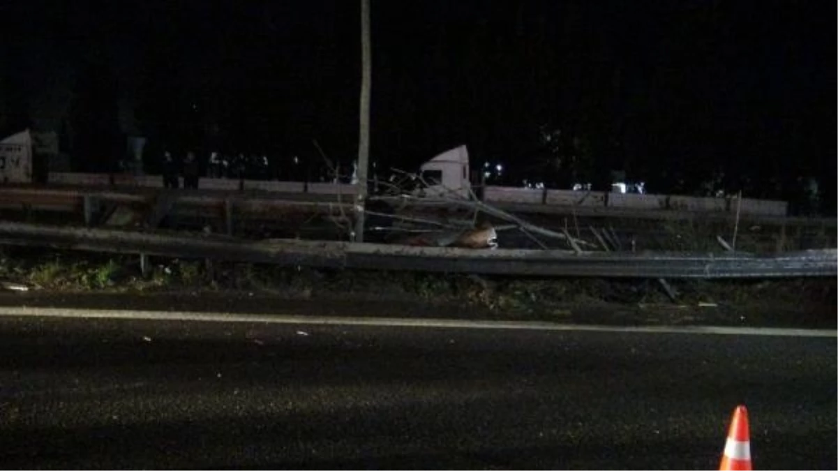 Tuzla\'da Kontrolden Çıkan Otomobil Karşı Şeride Geçerek Takla Attı
