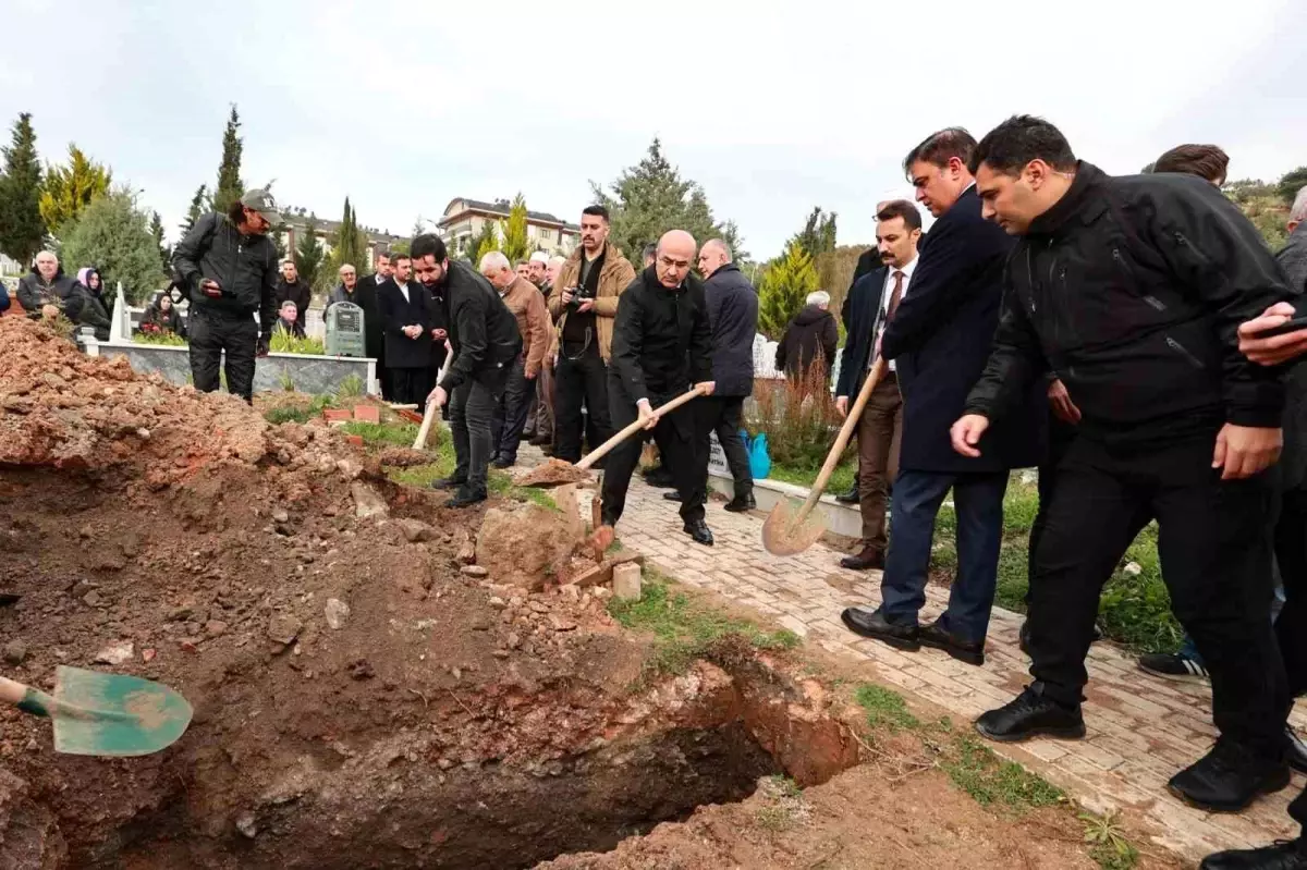 Denizli Valisi Ömer Faruk Çoşkun\'un annesi Kamuran Çoşkun son yolculuğuna uğurlandı