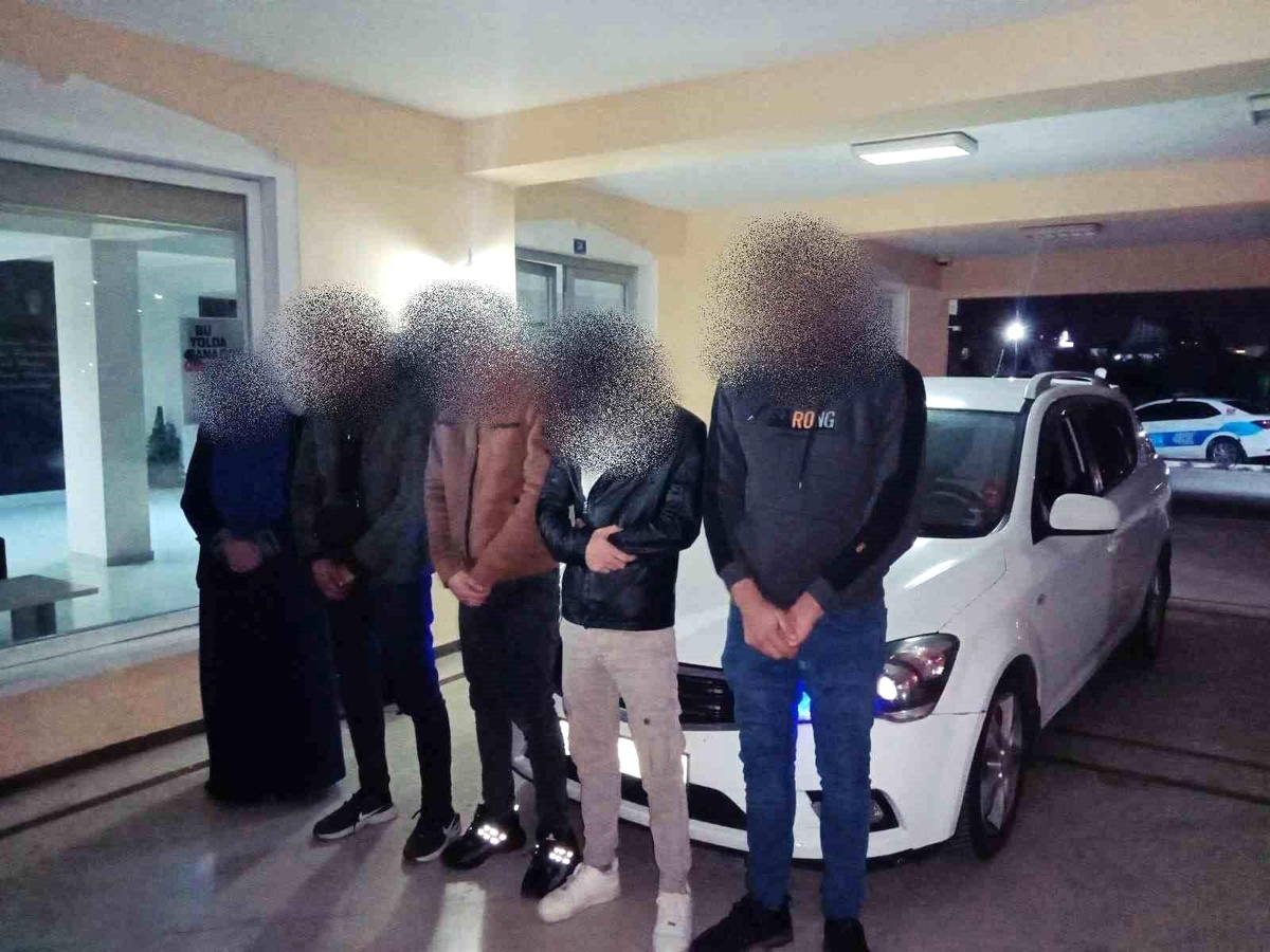 Afyonkarahisar\'da Yabancı Uyruklu 4 Kişi ve Göçmen Kaçakçılığı İddiasıyla 1 Şahıs Yakalandı