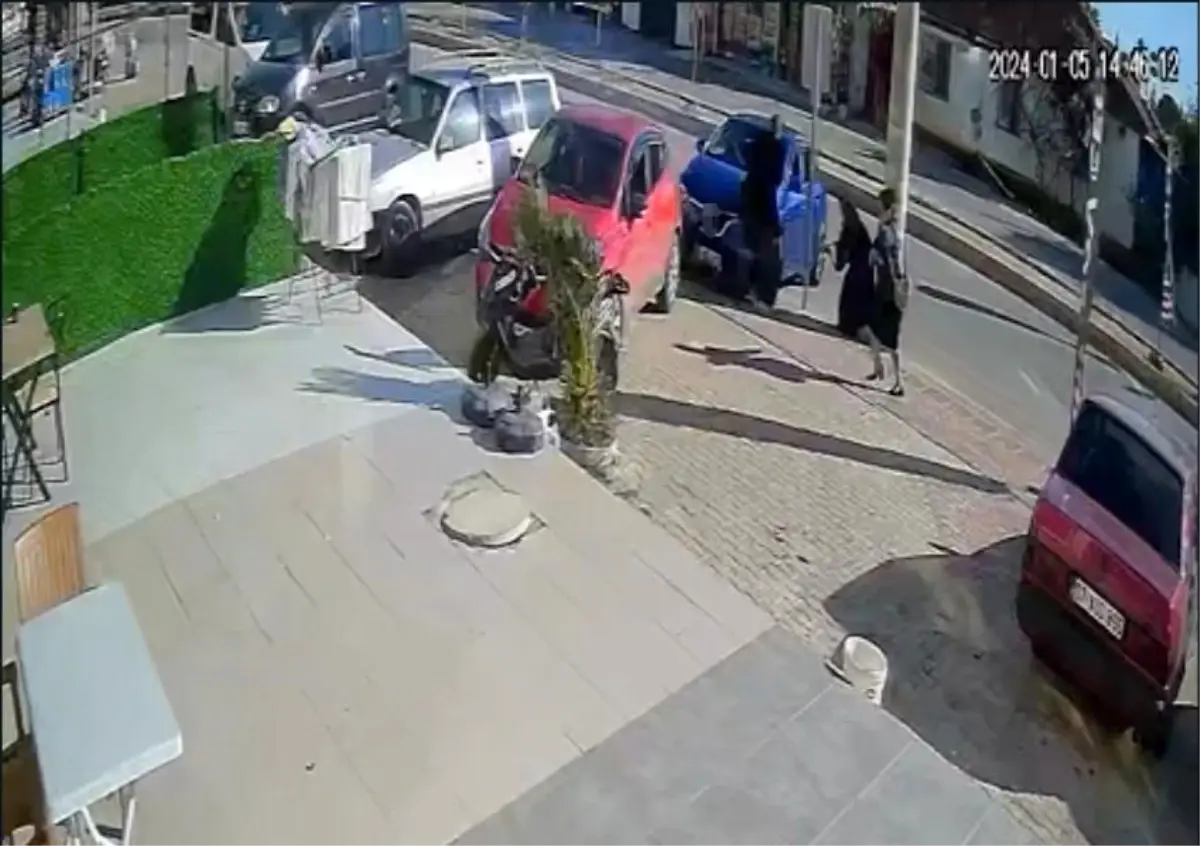 Antalya\'da Kontrolden Çıkan Otomobilin Otobüs Durağına Dalması Sonucu Meydana Gelen Kazada 2 Kişi Hayatını Kaybetti