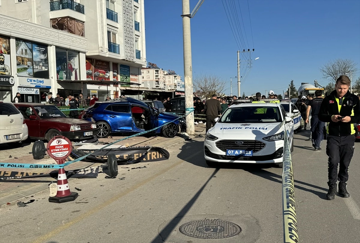 Antalya\'da otomobilin otobüs durağına çarpması sonucu 2 kişi hayatını kaybetti