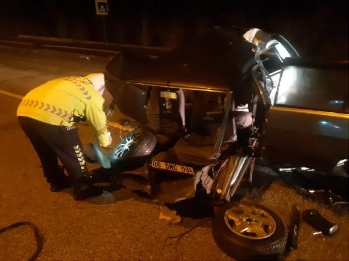 Çubuk\'ta otomobil aydınlatma direğine çarptı: Sürücü yaralandı