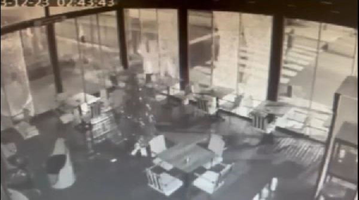 Bağcılar\'da kafe sahibiyle tartışan 3 kişi iş yerine silahlı saldırı düzenledi