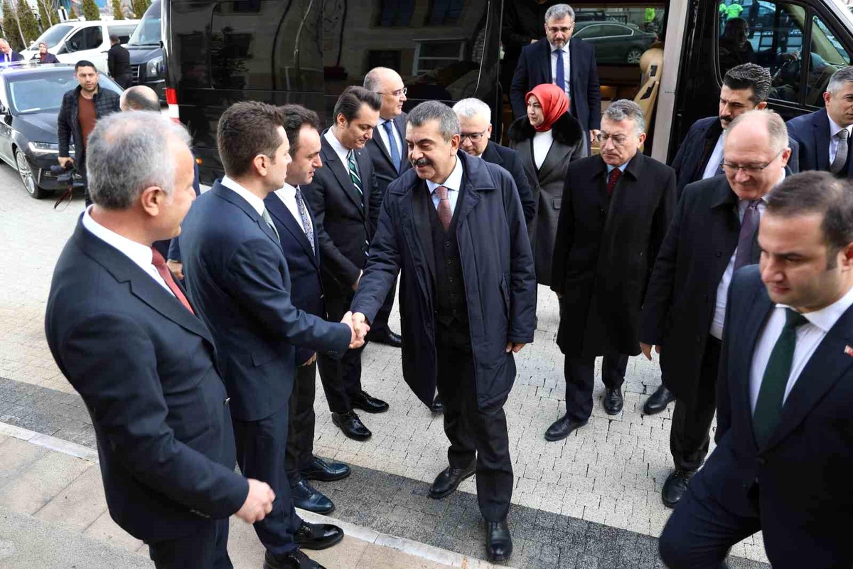 Milli Eğitim Bakanı Yusuf Tekin, Eskişehir ve İzmir\'i örnek göstererek bazı belediyelerin eğitim öğretim sürecine zorluk çıkardığını söyledi