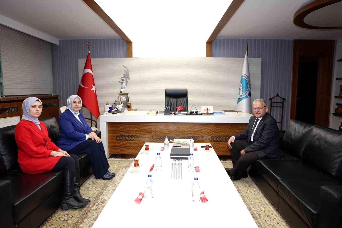 Kayseri Büyükşehir Belediye Başkanı Dr. Memduh Büyükkılıç, AK Parti Kadın Kolları Başkanı Meral Koşar\'ı kabul etti