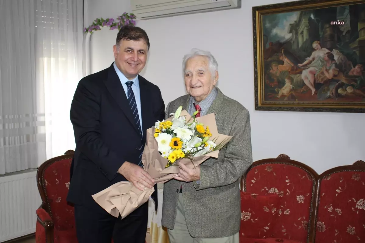 Karşıyaka Belediye Başkanı Dr. Cemil Tugay, 98 yaşındaki Yusuf Çobanoğlu\'nu ziyaret etti