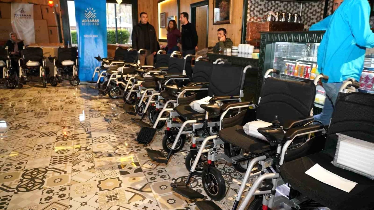 Adıyaman Belediyesi ve Adıyaman Dernekler Federasyonu işbirliğiyle 70 engelli vatandaşa tekerlekli sandalye desteği verildi